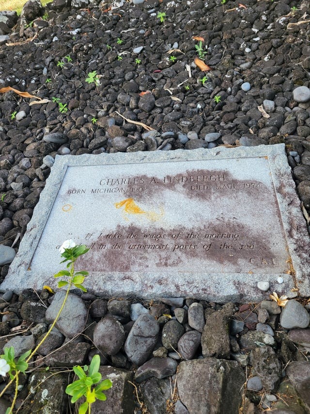 charles-lindberghs-grave-in-maui-v0-mvx1lxla8lwf1