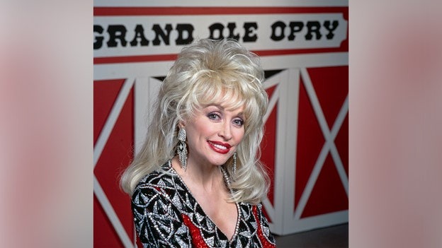 dolly-parton-opry-2